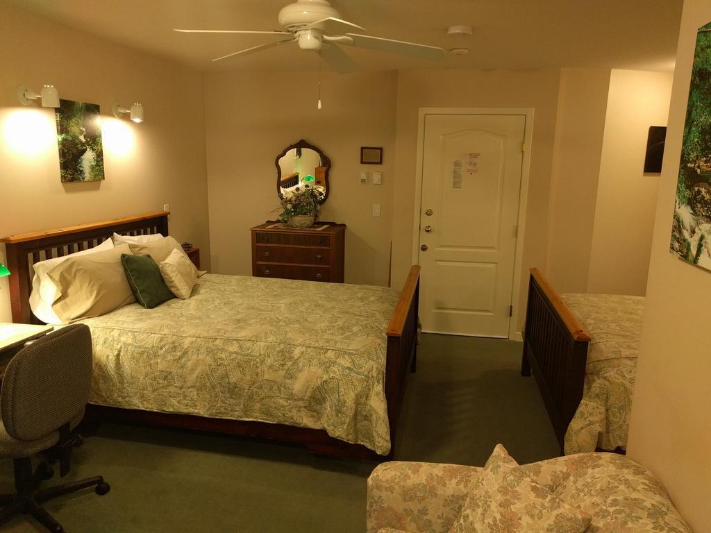 Cedar Wood Lodge Bed & Breakfast Inn Πορτ Άλμπερνι Εξωτερικό φωτογραφία