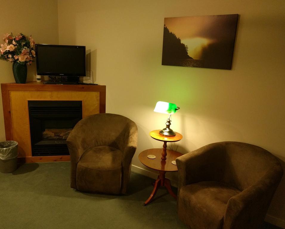 Cedar Wood Lodge Bed & Breakfast Inn Πορτ Άλμπερνι Εξωτερικό φωτογραφία