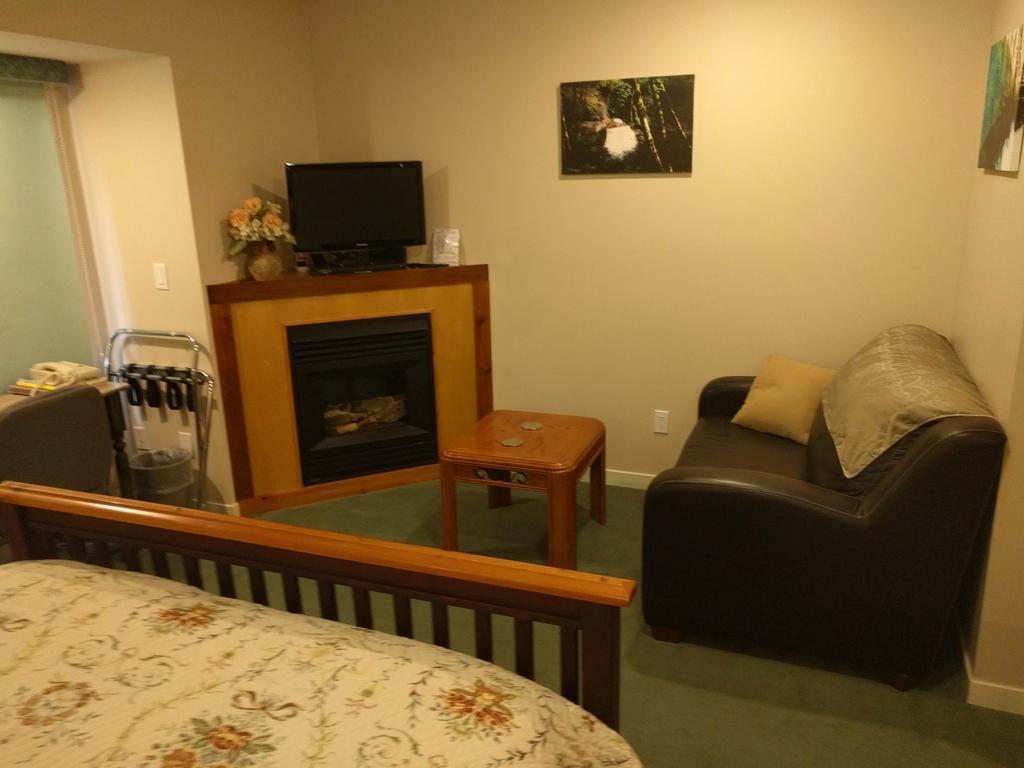 Cedar Wood Lodge Bed & Breakfast Inn Πορτ Άλμπερνι Εξωτερικό φωτογραφία